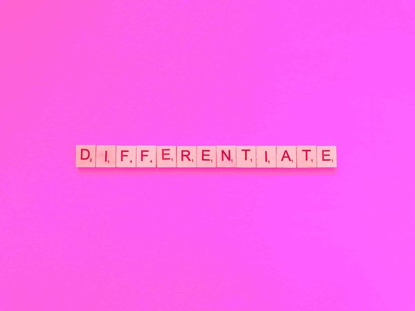 Comment les petits cabinets d'avocats peuvent-ils se différencier par une offre de services juridiques en ligne ?